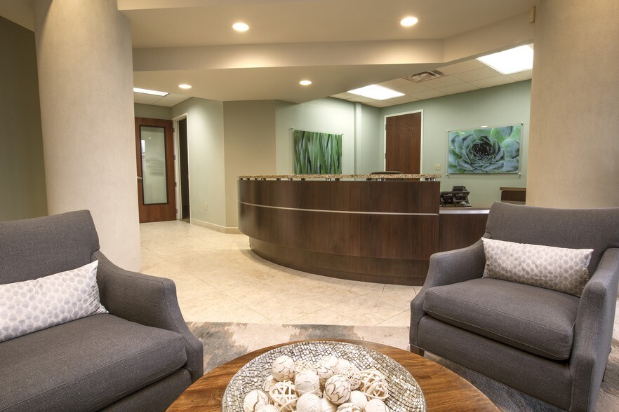 9625-9627 Ormsby Station Rd, Louisville, KY à louer - Photo du bâtiment - Image 2 de 5