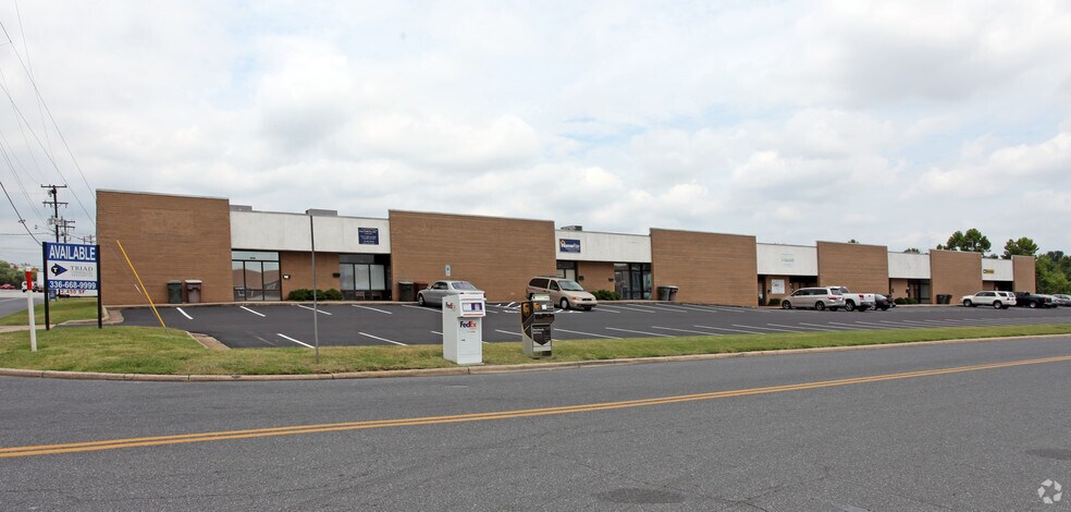 2906-2924 Baltic Ave, Greensboro, NC à louer - Photo du bâtiment - Image 3 de 32