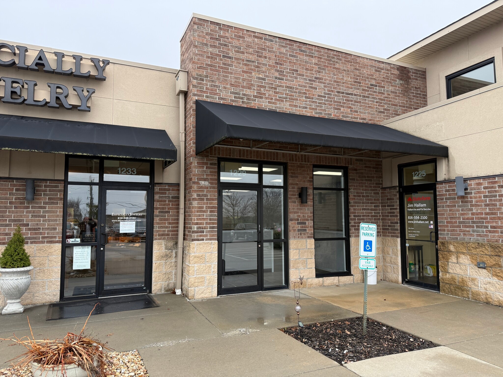 1221-1241 NE Douglas St, Lee's Summit, MO for lease Interior Photo- Image 1 of 9