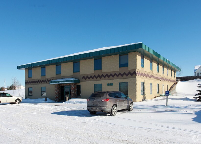 669 N Medina St, Loretto, MN à vendre - Photo du bâtiment - Image 2 de 23