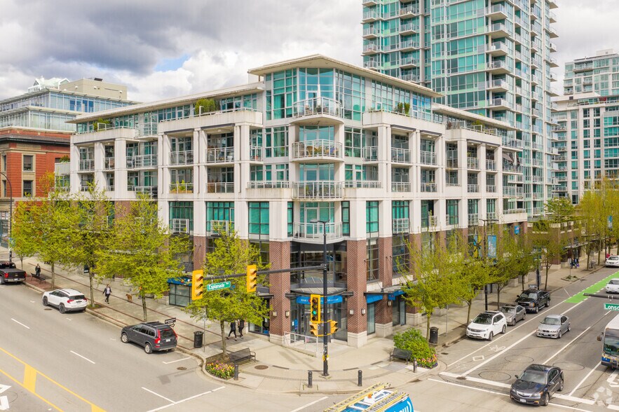 100 Esplanade Espl E, North Vancouver, BC à louer - Photo du bâtiment - Image 2 de 11