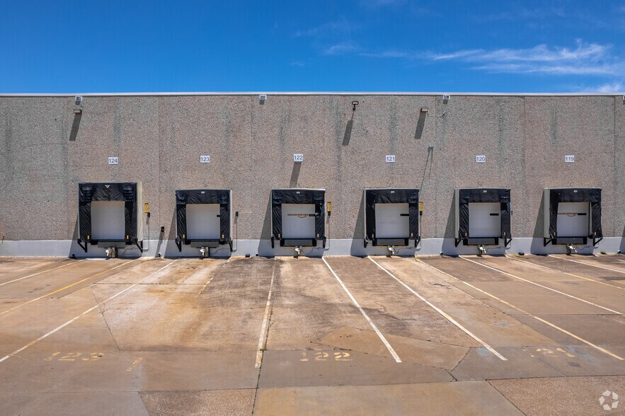 8901 Forney Rd, Dallas, TX à louer - Photo du bâtiment - Image 2 de 6