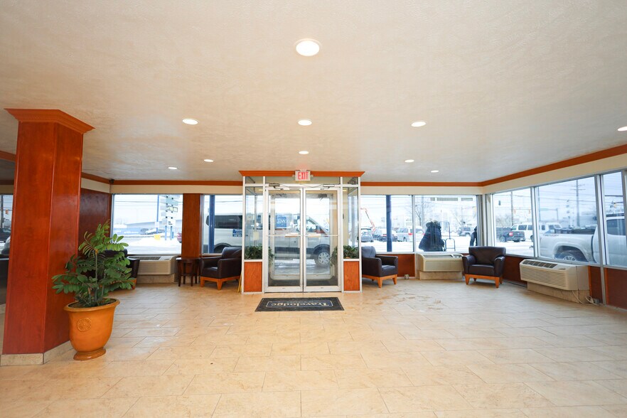 14043 Brookpark Rd, Brook Park, OH à vendre - Photo intérieure - Image 2 de 13