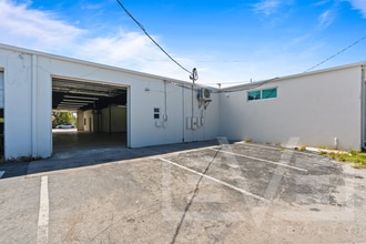 3932 NE 5th Ave, Oakland Park, FL for lease Building Photo- Image 2 of 10