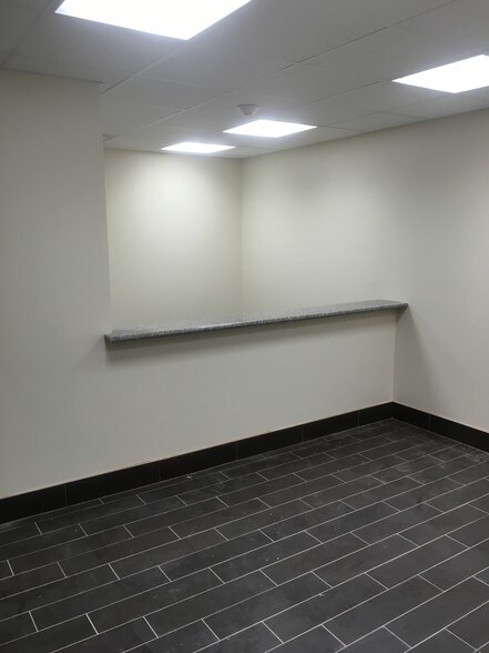 180 Tices Ln, East Brunswick, NJ à louer - Photo intérieure - Image 2 de 13