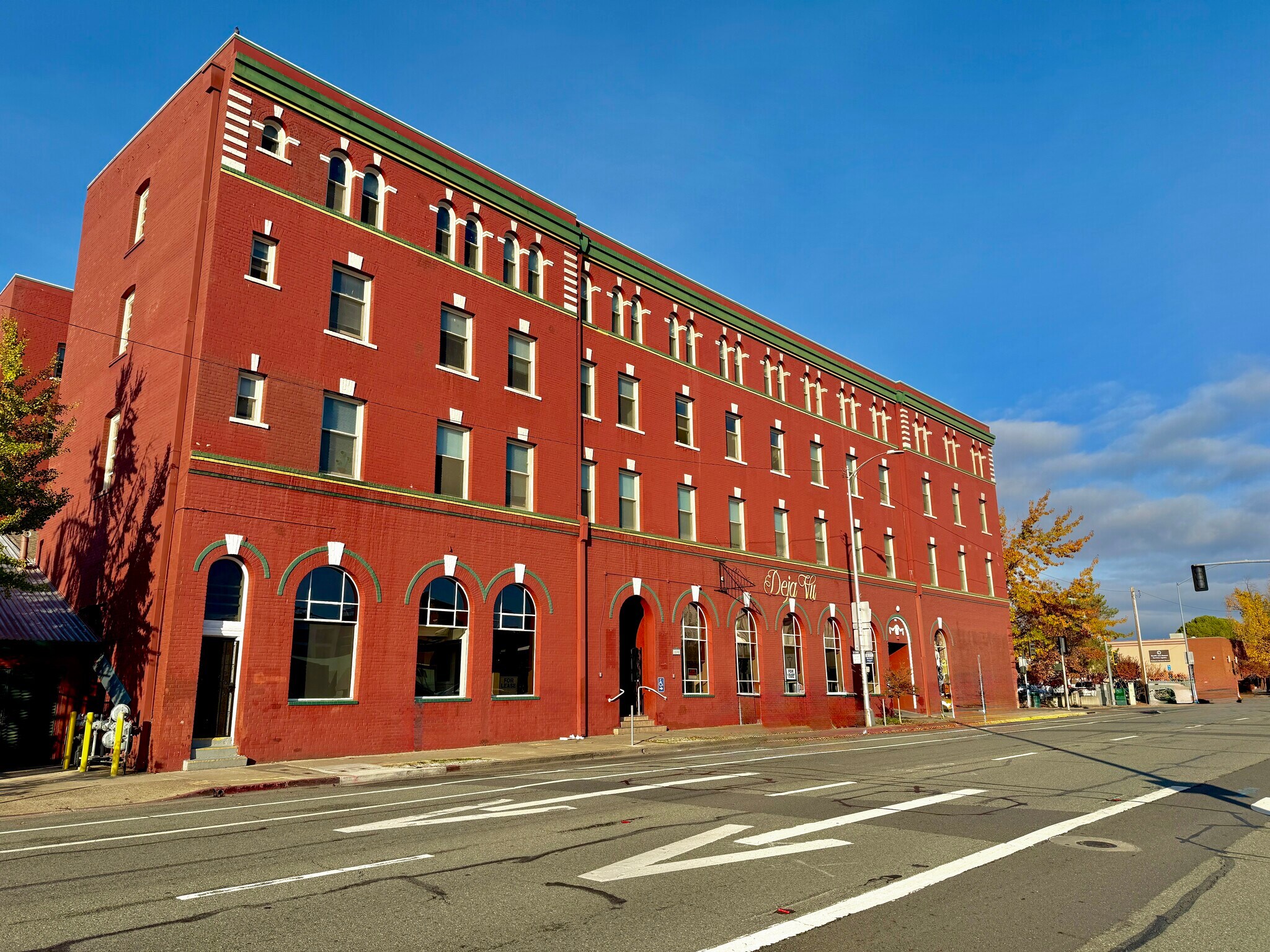 1590 California St, Redding, CA à louer Photo du bâtiment- Image 1 de 14