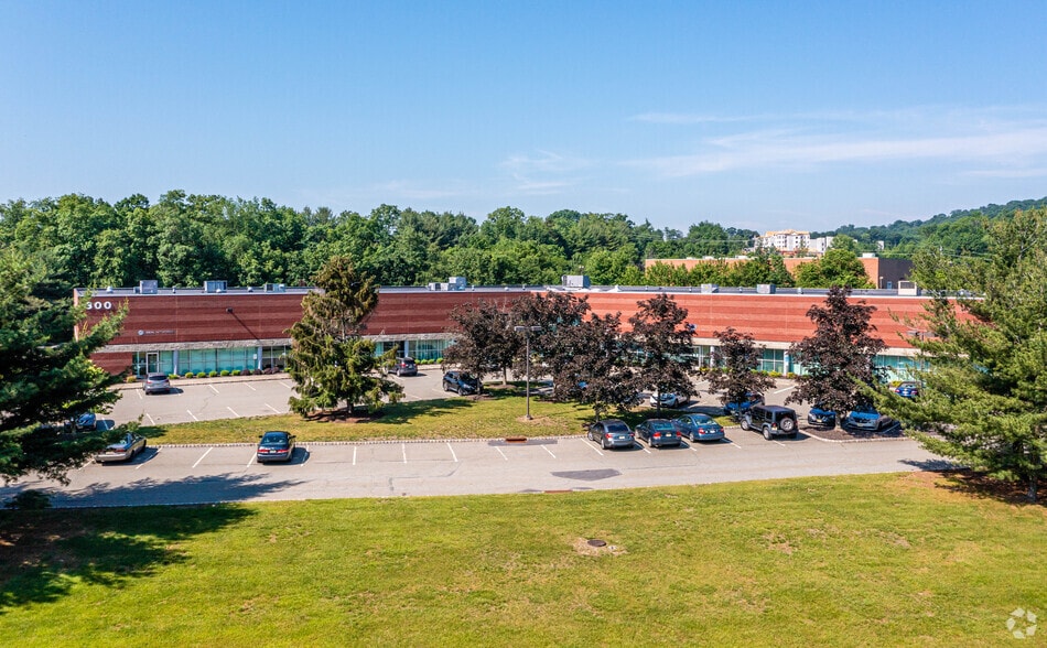 300 Roundhill Dr, Rockaway, NJ for lease - Building Photo - Image 3 of 5