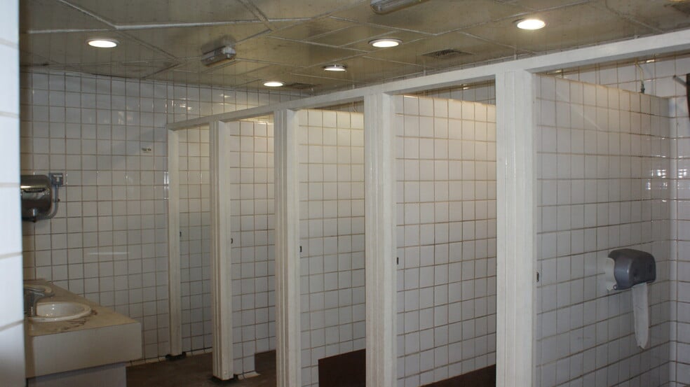 Orange Sq, London for lease - Building Photo - Image 2 of 3