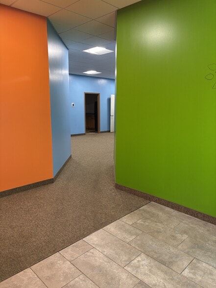 867-887 Grand Oaks Dr, Howell, MI for lease - Building Photo - Image 2 of 25