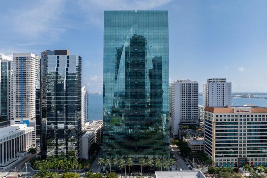 1395 Brickell Ave, Miami, FL à louer - Photo du bâtiment - Image 3 de 11