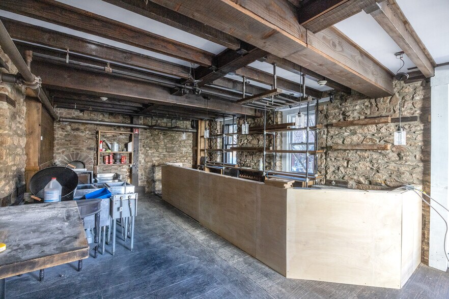 101 S State St, Newtown, PA à louer - Photo du bâtiment - Image 2 de 23