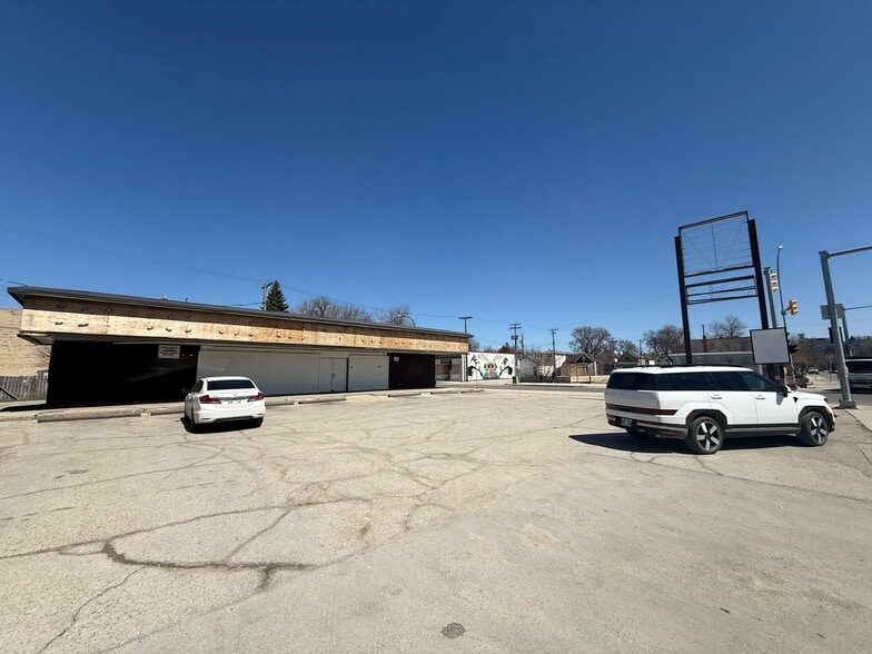 815 Ellice Av, Winnipeg, MB for sale - Building Photo - Image 2 of 9