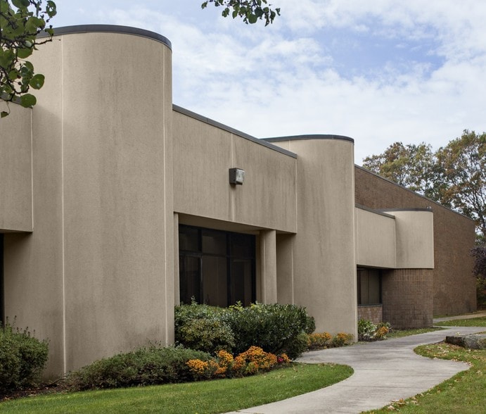 19 Nicholas Dr, Yaphank, NY for lease - Building Photo - Image 1 of 3