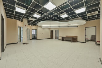 1900 W MacArthur St, Shawnee, OK for lease Interior Photo- Image 2 of 5