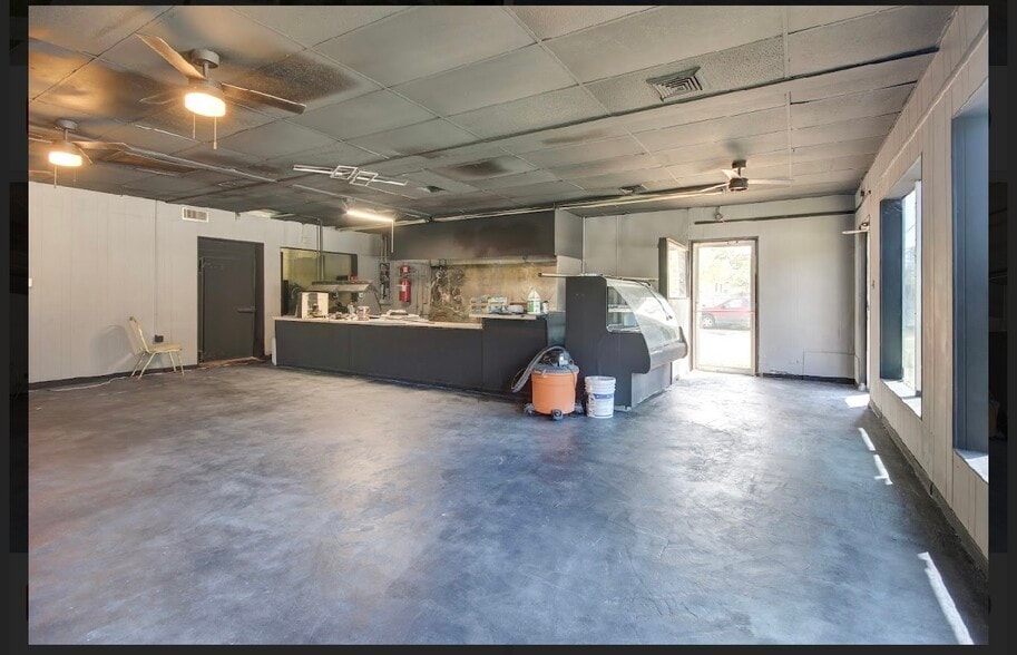 1916 Cedar Dr, La Marque, TX for sale - Interior Photo - Image 3 of 8