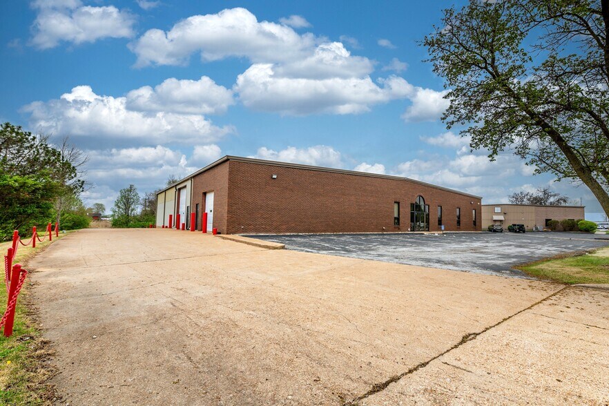 617 Cepi Dr, Chesterfield, MO à louer - Photo du bâtiment - Image 2 de 20