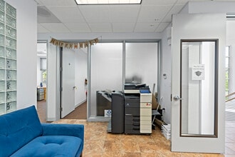 2725 Riverside Blvd, Sacramento, CA for lease Interior Photo- Image 2 of 6