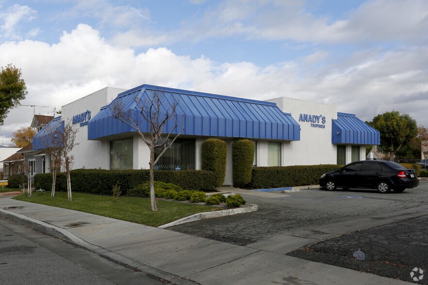 128 N Juanita St, Hemet, CA à vendre - Photo du bâtiment - Image 2 de 3