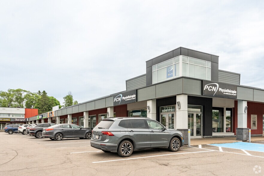 3207 Ch Sainte-Foy, Québec, QC à louer - Photo du bâtiment - Image 2 de 3