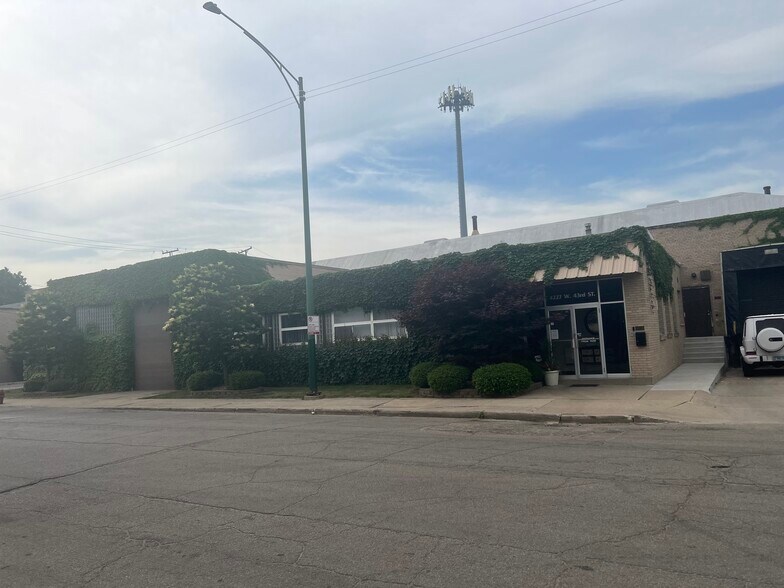 4227 W 43rd St, Chicago, IL à louer - Photo du bâtiment - Image 3 de 4