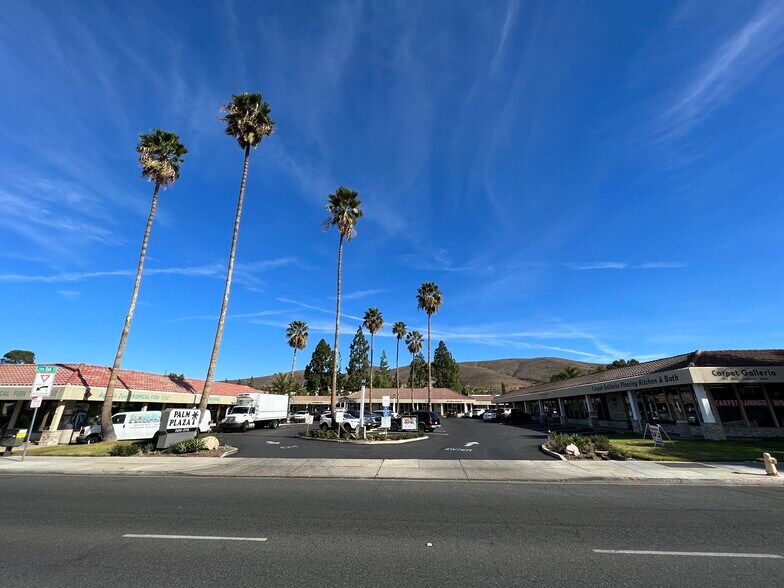 2655-2715 E Thousand Oaks Blvd, Thousand Oaks, CA à louer - Photo du bâtiment - Image 2 de 6