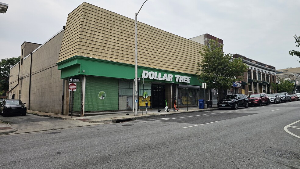 2213 E Monument St, Baltimore, MD à louer - Photo du bâtiment - Image 1 de 2