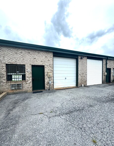 315-316 Robinson Ln, Wilmington, DE for lease - Building Photo - Image 1 of 6