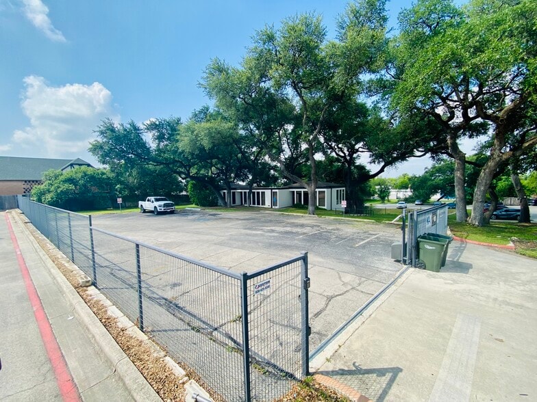 1176 Business 35, New Braunfels, TX à vendre - Photo du bâtiment - Image 2 de 23