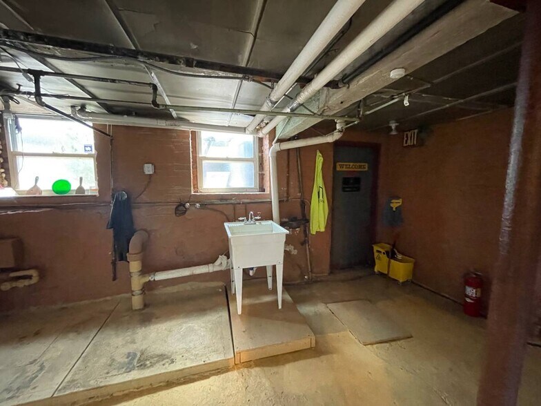 16-33 Weirfield St, Ridgewood, NY à louer - Photo du bâtiment - Image 2 de 4