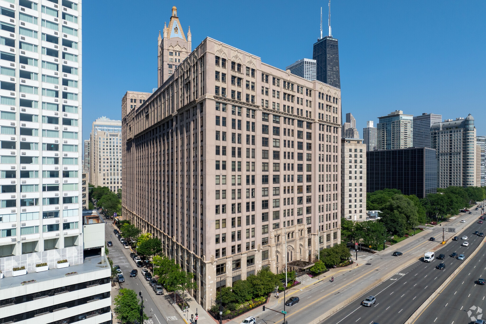 680 N Lake Shore Dr, Chicago, IL for lease Primary Photo- Image 1 of 24