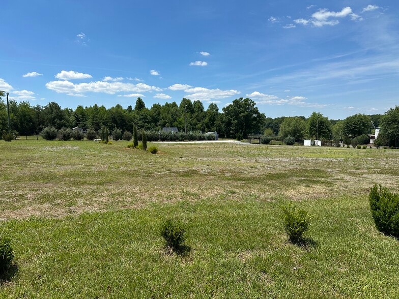 157 Interstate Way, Elkin, NC à vendre - Photo du bâtiment - Image 2 de 14