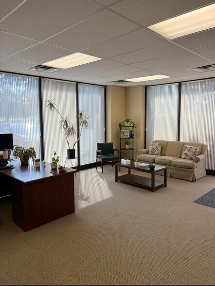 4713 Crossroads Park Dr, Liverpool, NY à louer - Photo intérieure - Image 2 de 8