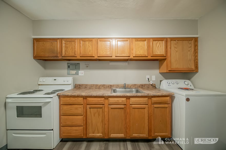 20580 Lorain Rd, Fairview Park, OH for sale - Interior Photo - Image 3 of 29