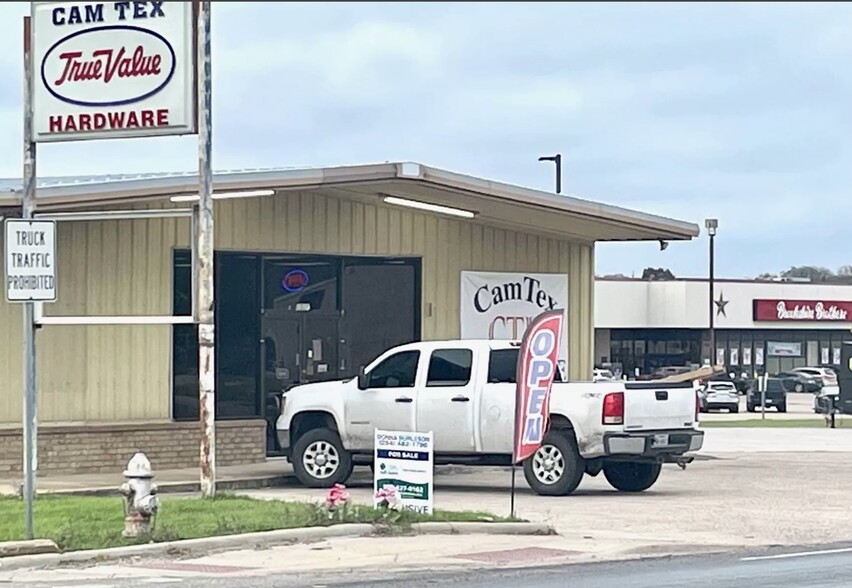 1501 W 4th St, Cameron, TX à vendre - Photo du bâtiment - Image 1 de 1