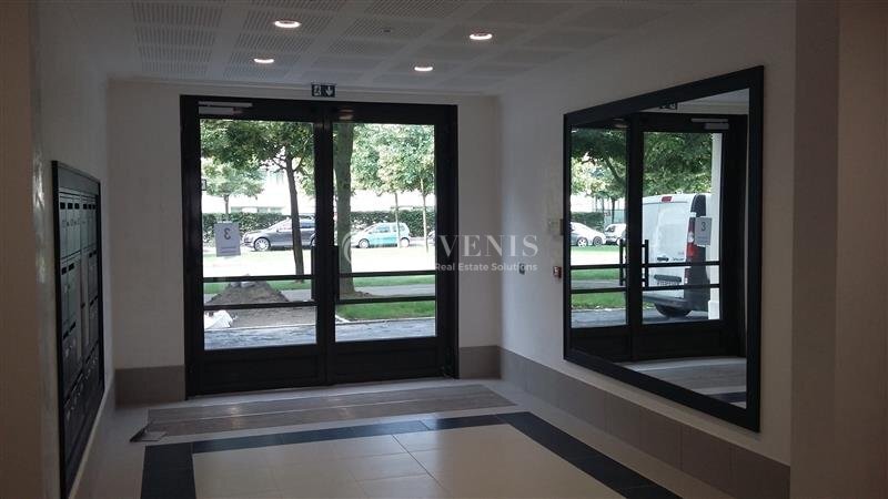 Office in Chessy for sale - Lobby - Image 2 of 9