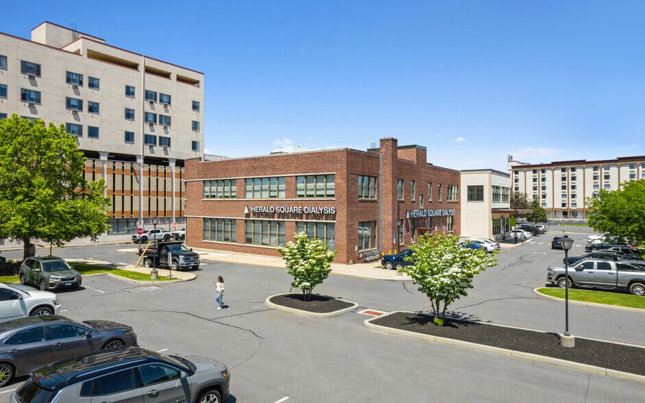 1 Herald Sq, New Britain, CT à louer - Photo du bâtiment - Image 2 de 12