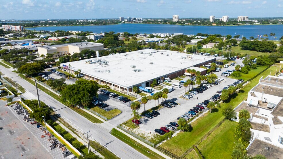 3301 Electronics Way, West Palm Beach, FL à louer - Photo du bâtiment - Image 2 de 10