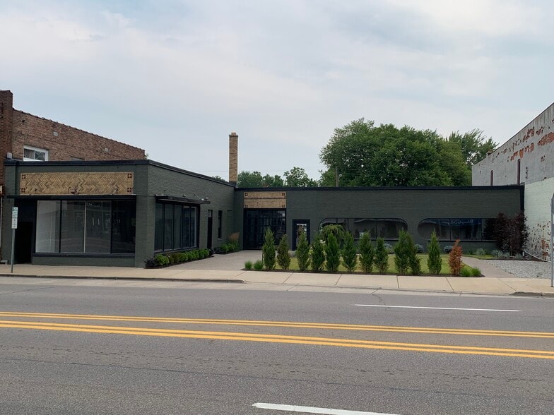 804 W Main St, Owosso, MI à louer - Photo du bâtiment - Image 2 de 9