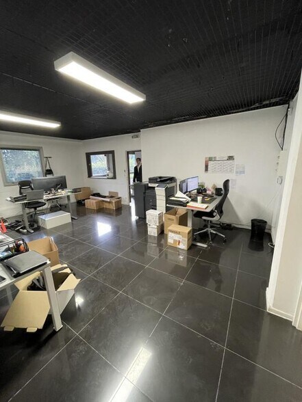 Flex in Gennevilliers for lease - Interior Photo - Image 3 of 14