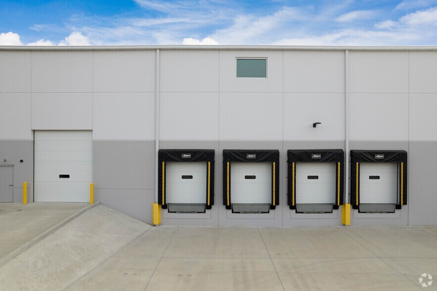 1120 Strategic Pky, Springdale, OH for lease - Building Photo - Image 2 of 5