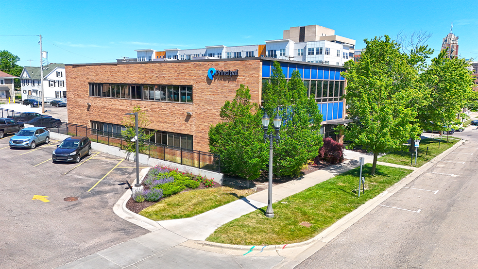 608 S Washington Ave, Lansing, MI for lease - Building Photo - Image 1 of 1