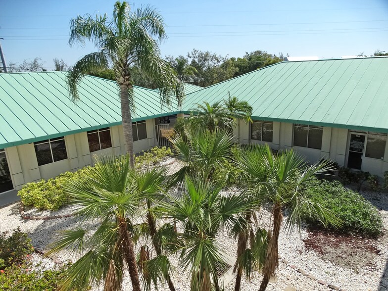 681 Goodlette Rd N, Naples, FL à vendre - Photo du bâtiment - Image 2 de 14