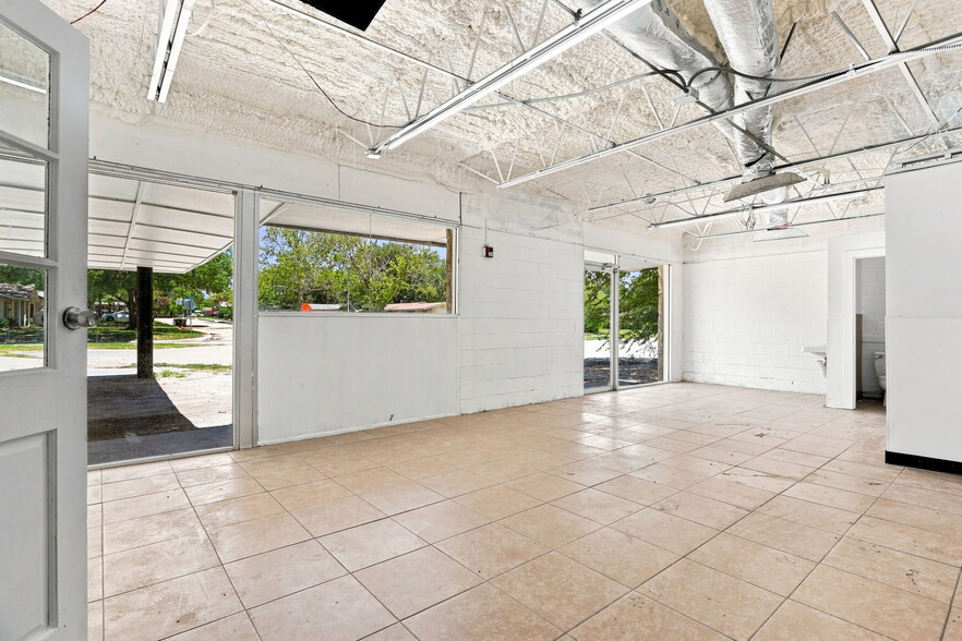 1271 Oak St, Schertz, TX for lease - Lobby - Image 3 of 38