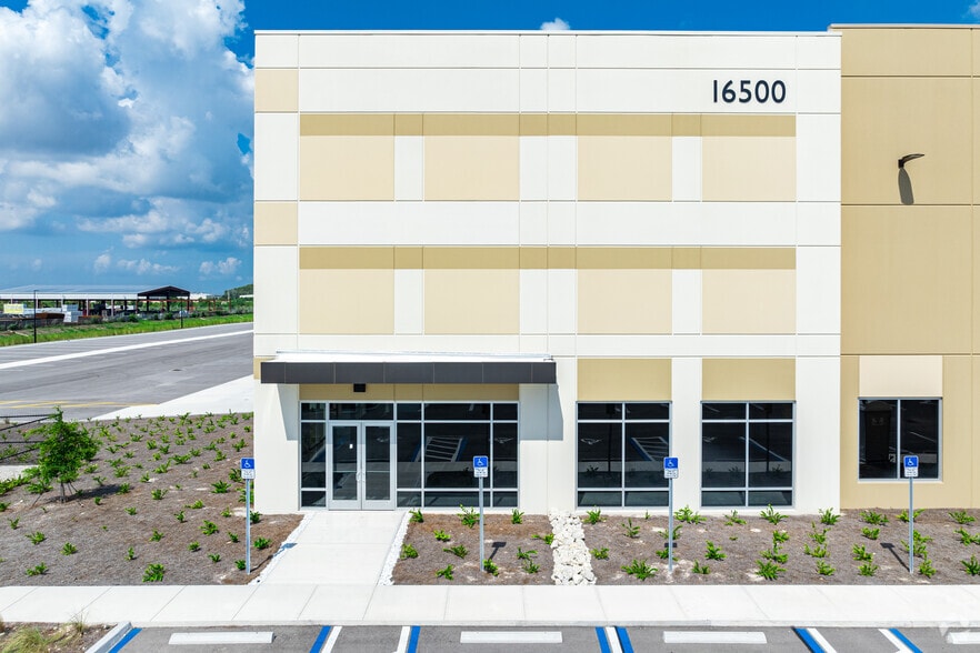 16500 Oriole Rd, Fort Myers, FL à louer - Photo du bâtiment - Image 2 de 19