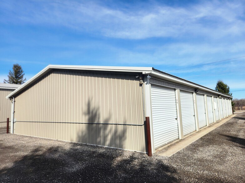 7579 Friendly Dr, Kewaskum, WI à vendre - Photo du bâtiment - Image 3 de 5