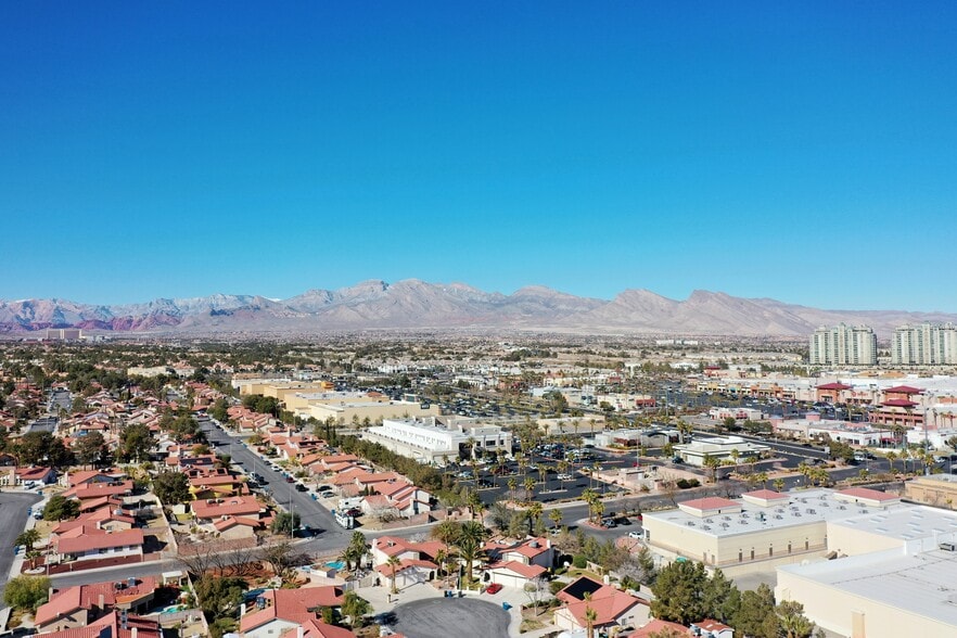 8751 W Charleston Blvd, Las Vegas, NV à louer - Photo du bâtiment - Image 3 de 4