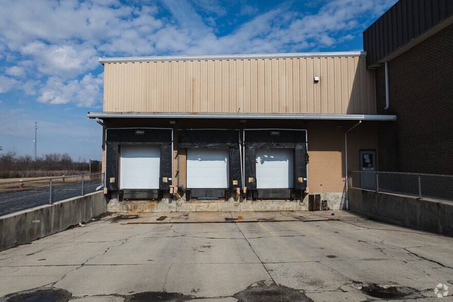 2100 Cedar St, Fremont, OH for sale - Building Photo - Image 2 of 16