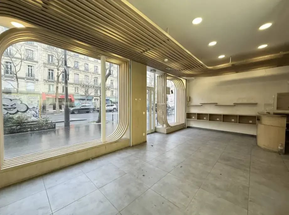 Retail in Paris for lease Interior Photo- Image 1 of 2