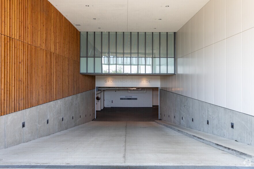 1355 Bellevue Ave, West Vancouver, BC à louer - Photo du bâtiment - Image 3 de 11