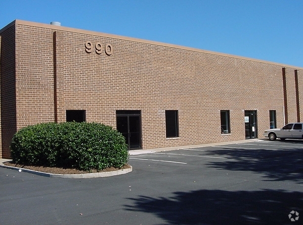 990 Norcross Industrial Ct, Norcross, GA for lease - Building Photo - Image 2 of 5